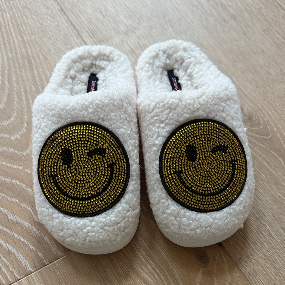 Kensie Girls White Fuzzy Slippers with Smiley Face size 2/3 but runs smaller